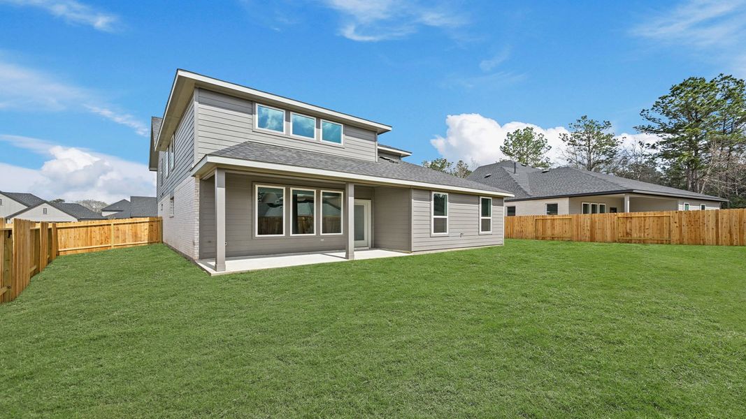 Exterior details and patio area of a home in Silverthorne, Conroe (Image 19).