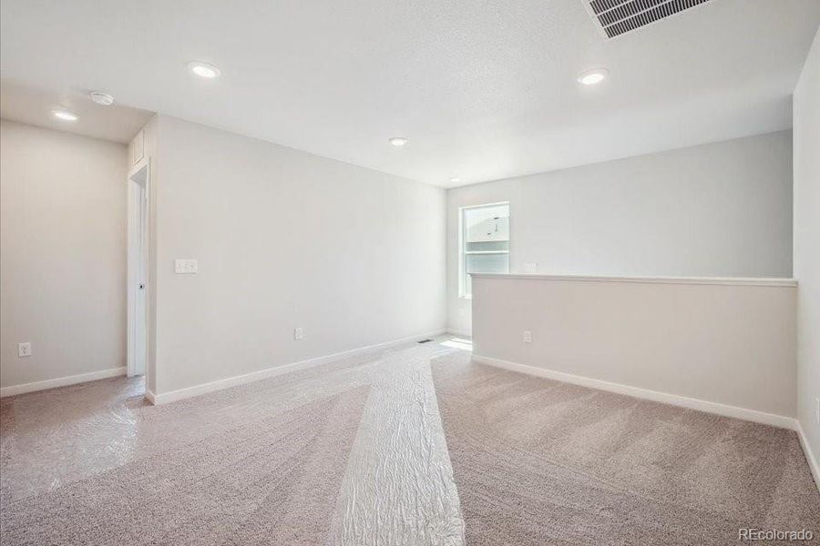 Spacious, unfurnished interior of a new home in Coyote Creek, Fort Lupton (Image 21).