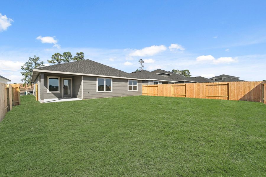Exterior details and patio area of a home in Chapel Lakes, Montgomery (Image 3).