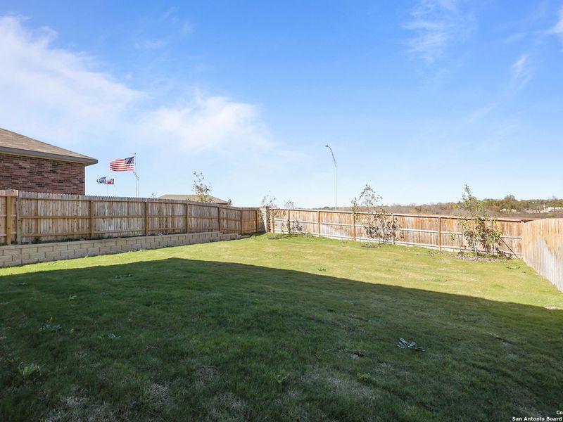 Exterior details and patio area of a home in Comanche Ridge, San Antonio (Image 30).