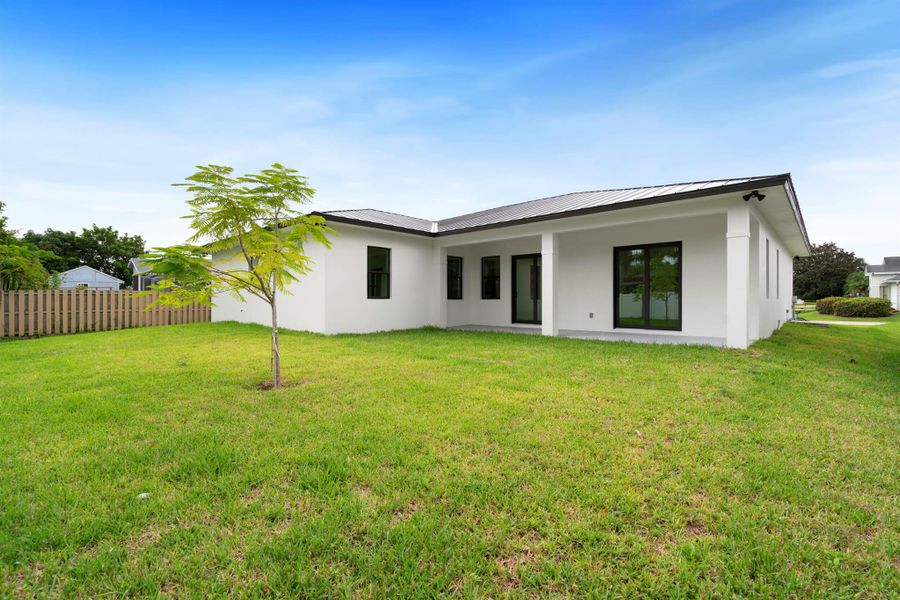 Exterior details and patio area of a home in , Port St. Lucie (Image 1).