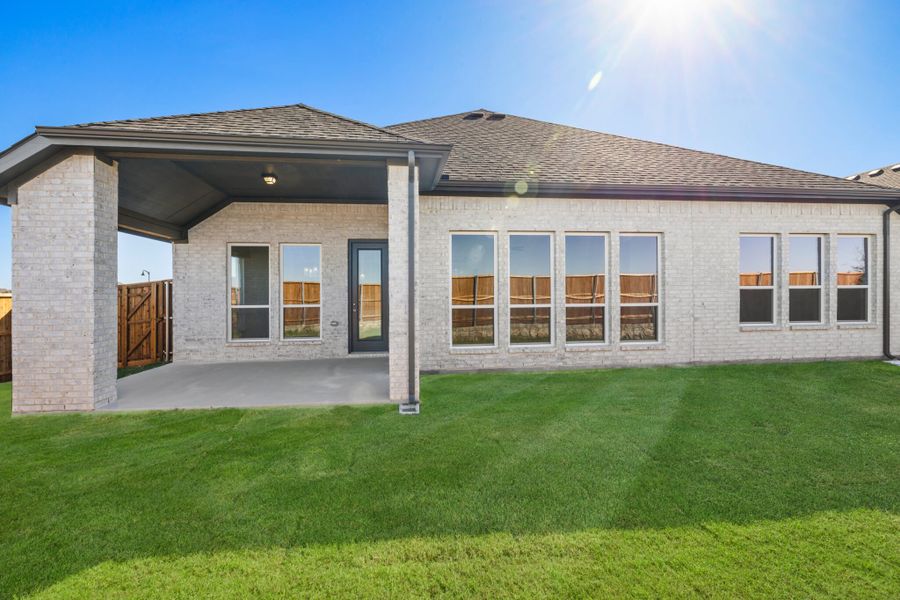 Exterior details and patio area of a home in Myrtle Creek, Waxahachie (Image 23).