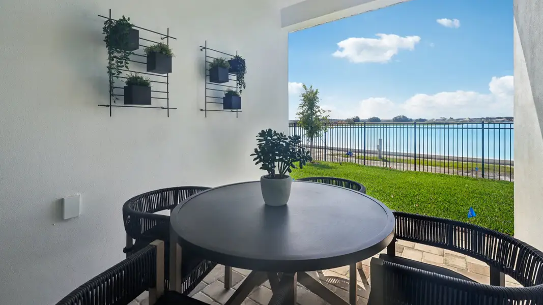 Exterior details and patio area of a home in Isla Mirada, San Antonio (Image 4).