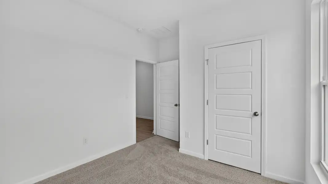 Spacious, unfurnished interior of a new home in Bridle Creek, Jacksonville (Image 15).