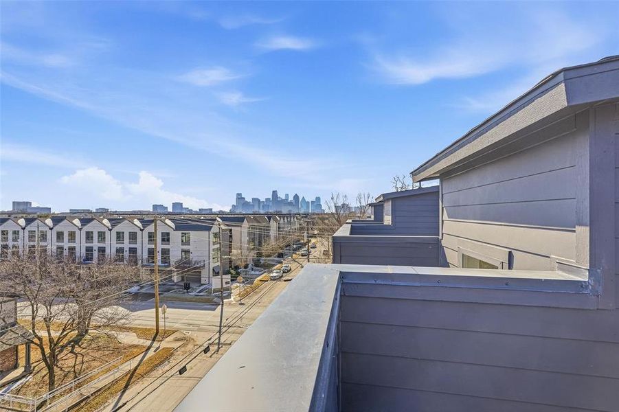 Each townhome has two large outdoor living areas including a large balcony on the second floor living area and a massive rooftop terrace with fantastic views of the Downtown Dallas, Uptown & Knox Henderson areas.