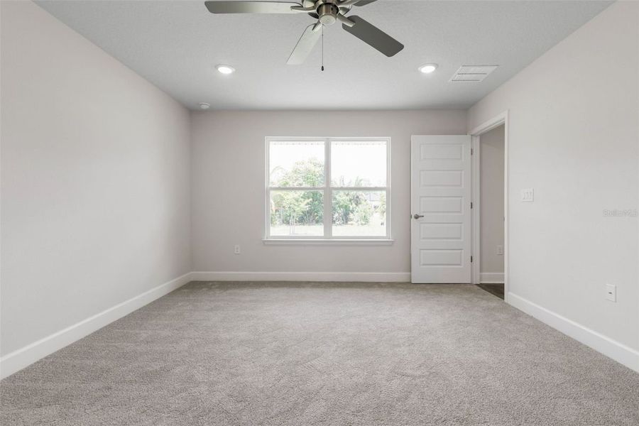 Spacious, unfurnished interior of a new home in Arbor Park, Leesburg (Image 23).