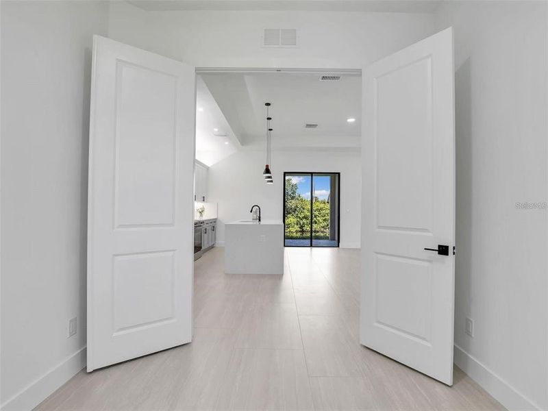 Spacious, unfurnished interior of a new home in , Cape Coral (Image 29).