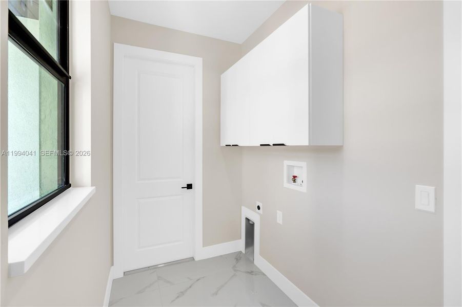 Spacious, unfurnished interior of a new home in , Lehigh Acres (Image 27).