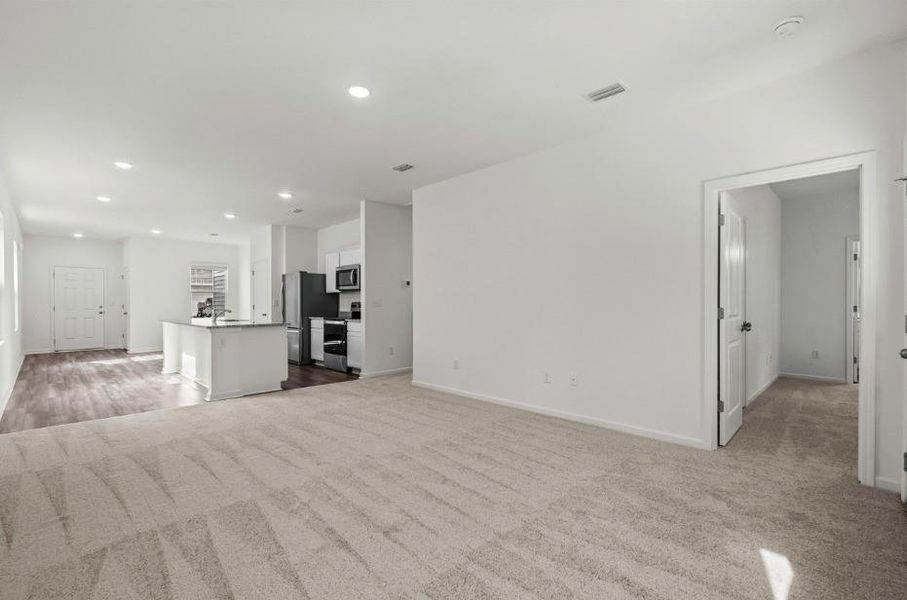Spacious, unfurnished interior of a new home in Cedar Pointe, Crosby (Image 14).