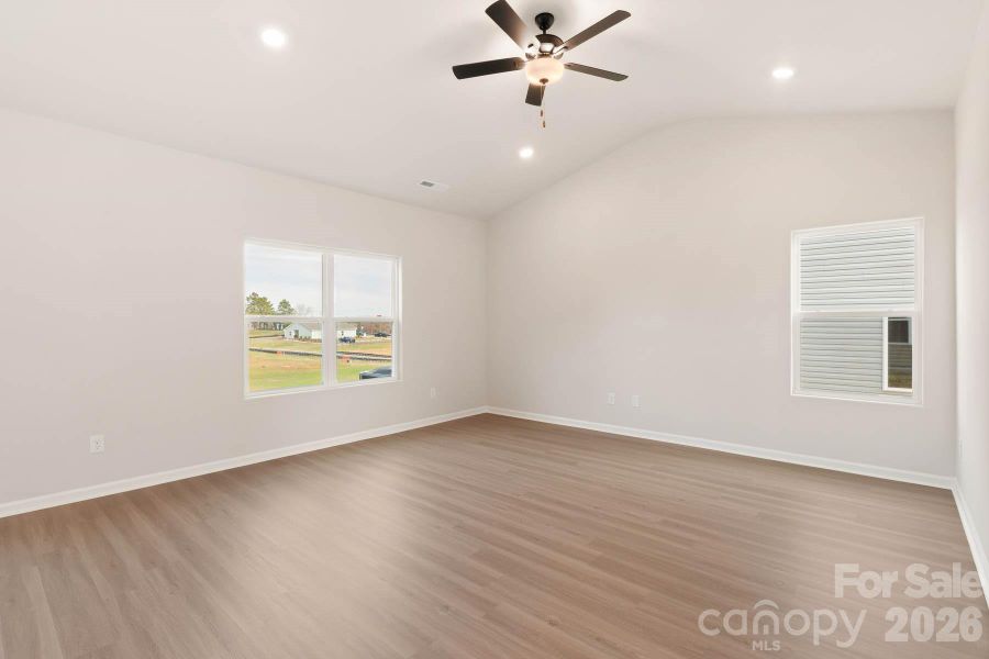 Spacious, unfurnished interior of a new home in Stagecoach Station, Gastonia (Image 10).