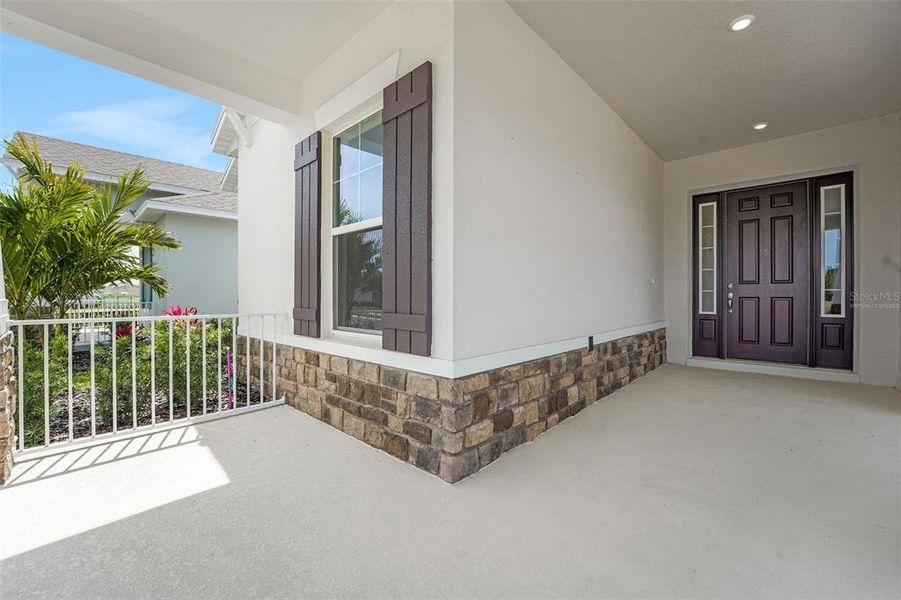 Exterior details and patio area of a home in Avalon Woods, Winter Garden (Image 29).