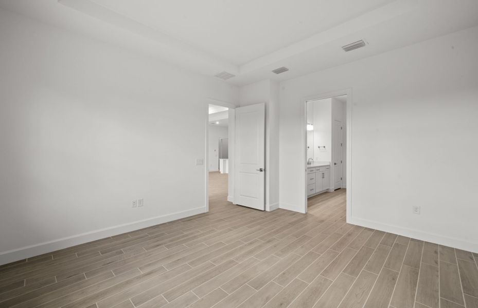 Spacious, unfurnished interior of a new home in Terreno, Naples (Image 13).