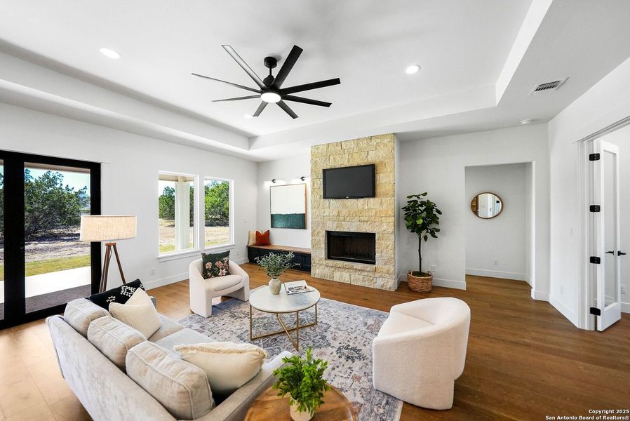 Furnished interior view inside a new home in , Bandera (Image 13).