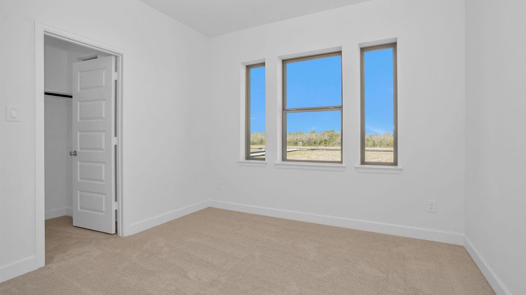 Spacious, unfurnished interior of a new home in Valencia, Manvel (Image 12).