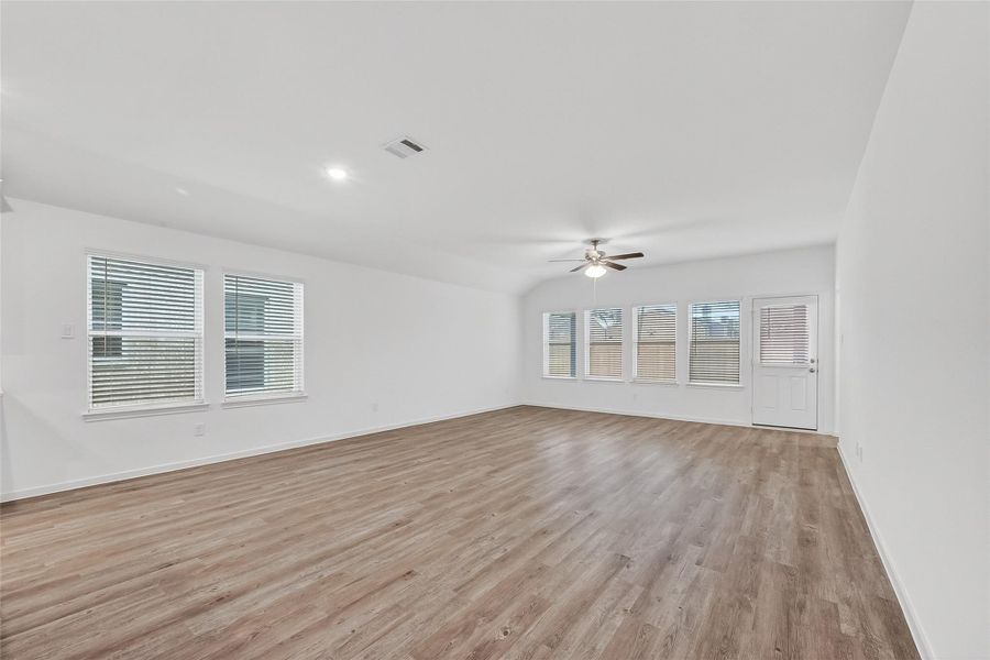 Spacious, unfurnished interior of a new home in Rollingbrook Estates, Baytown (Image 33).