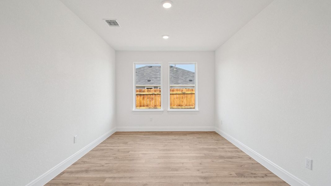 Spacious, unfurnished interior of a new home in Railhead, Cedar Creek (Image 15).