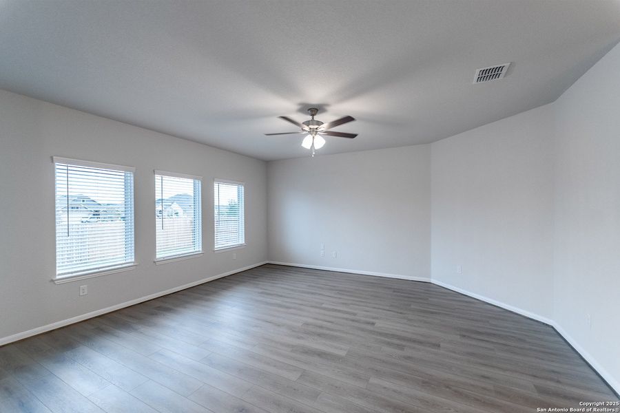 Spacious, unfurnished interior of a new home in Cloud Country, New Braunfels (Image 13).