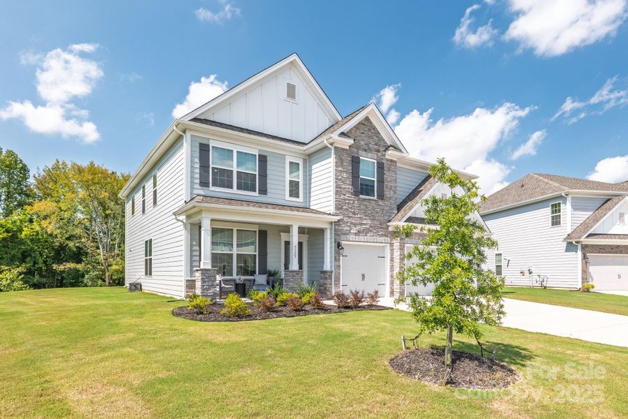 Front view/side yard