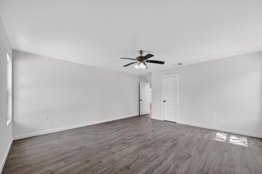 Spacious, unfurnished interior of a new home in , Mabank (Image 12).
