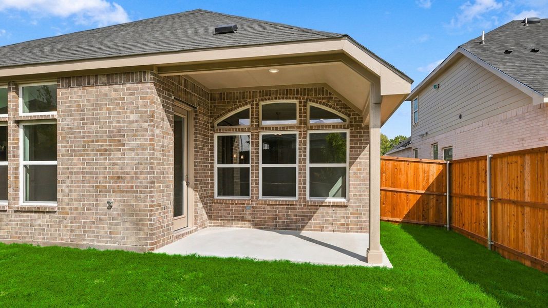 Exterior details and patio area of a home in Thompson Farms, Van Alstyne (Image 24).