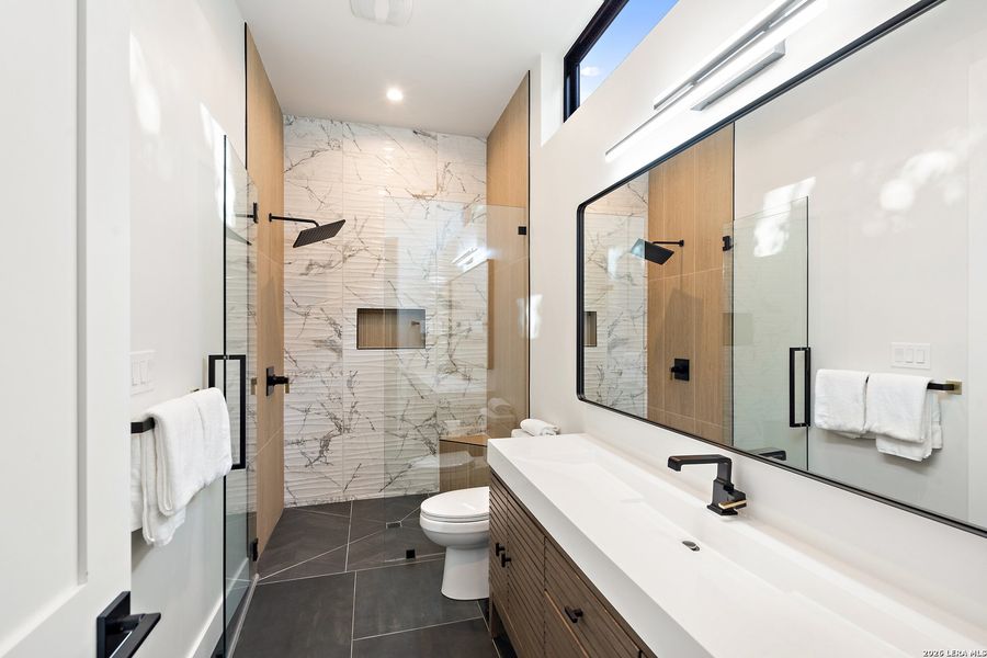 Furnished interior view inside a new home in , Kingsland (Image 17).