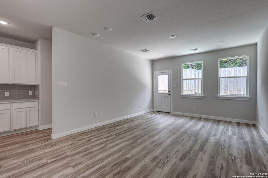 Spacious, unfurnished interior of a new home in Rosemont Hill, San Antonio (Image 8).