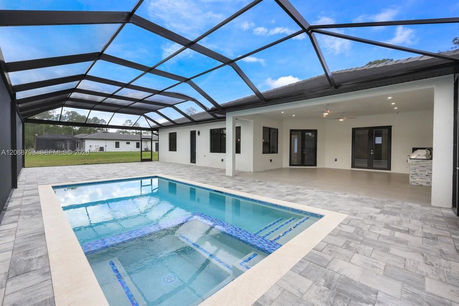 Exterior details and patio area of a home in , Naples (Image 4).