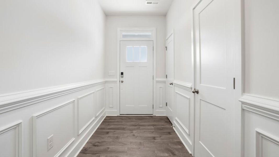 Spacious, unfurnished interior of a new home in Ken's Crossing, Moore (Image 15).