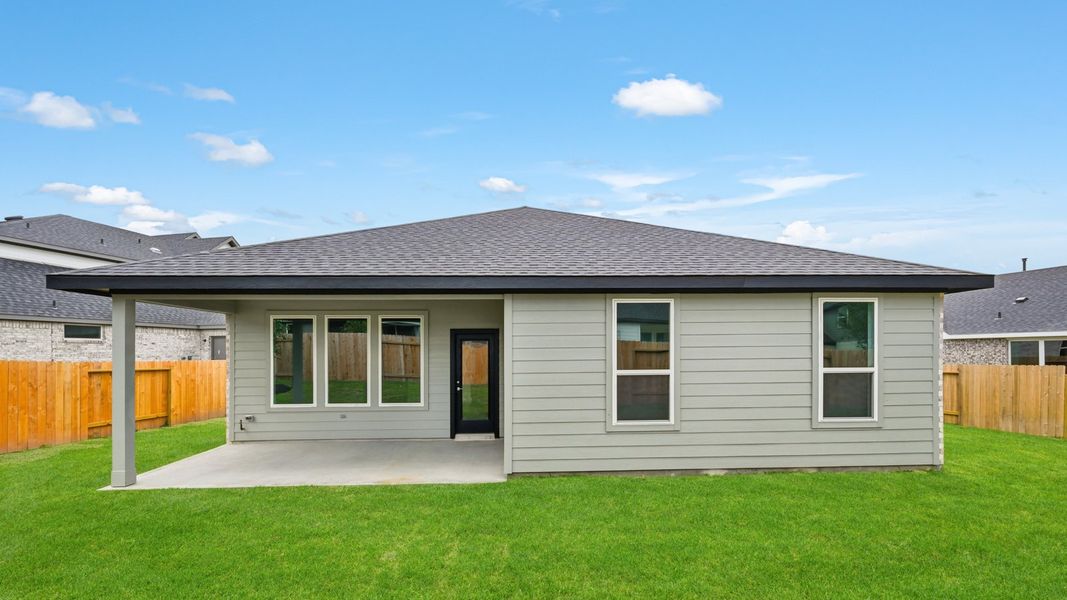 Exterior details and patio area of a home in Silverthorne, Conroe (Image 4).