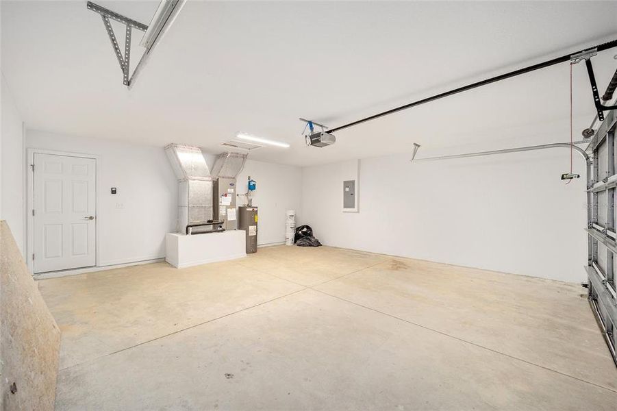 Spacious, unfurnished interior of a new home in , Dunnellon (Image 12).