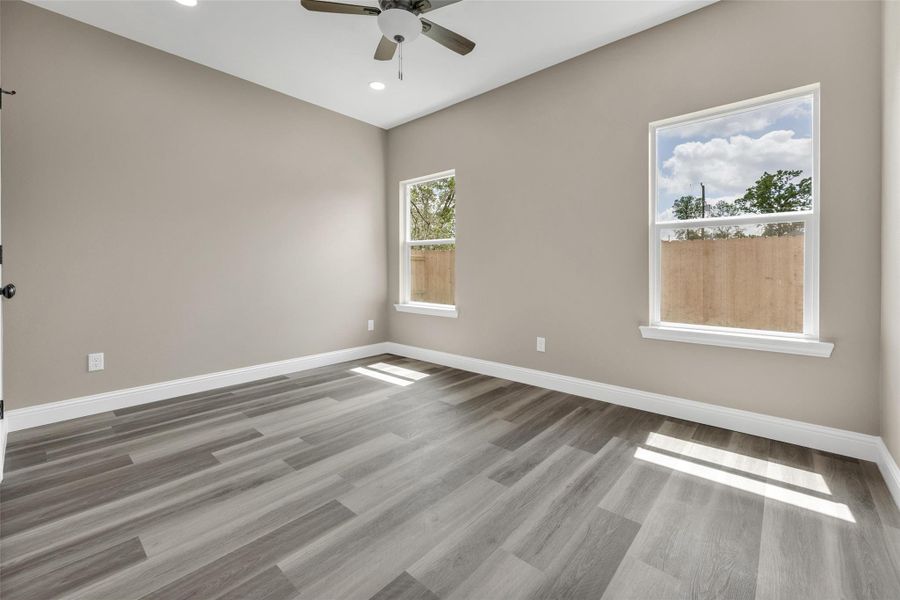 Spacious, unfurnished interior of a new home in , Navasota (Image 8).