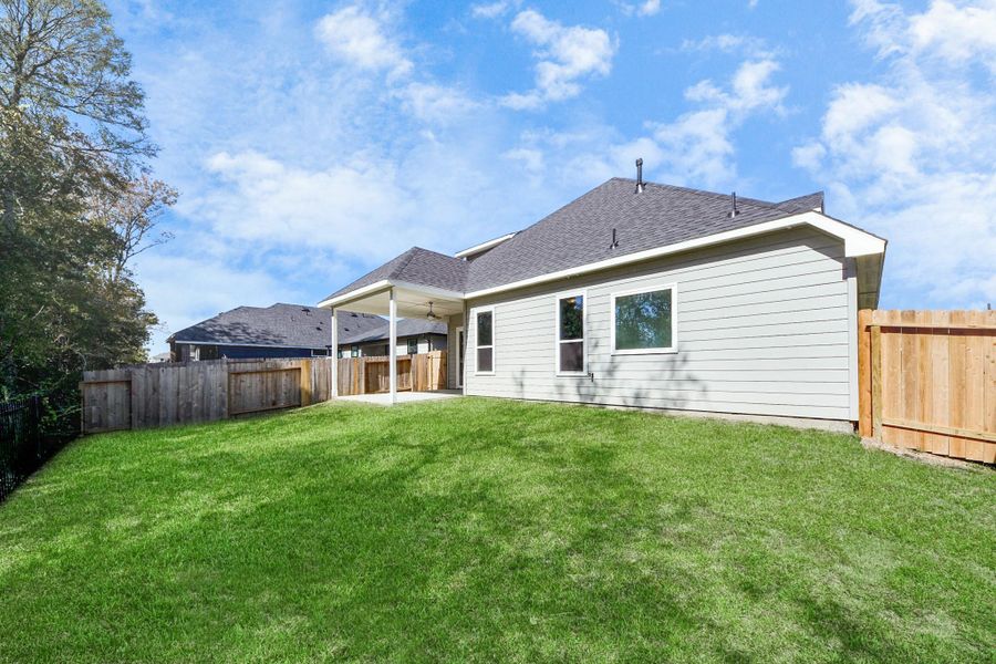 Exterior details and patio area of a home in Lexington Heights, Willis (Image 3).