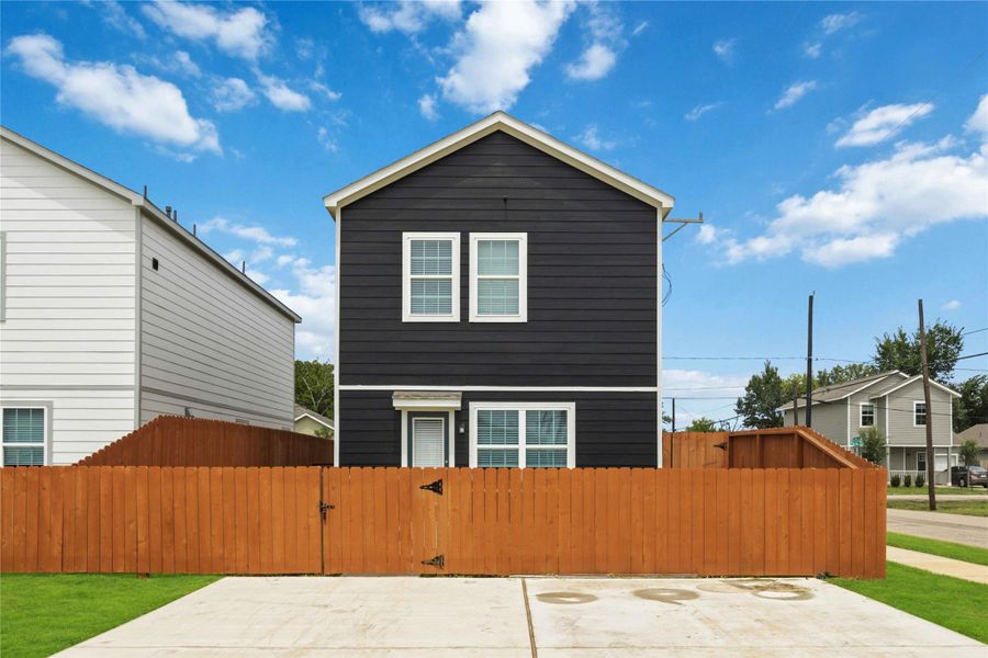 Exterior details and patio area of a home in , Houston (Image 15). Exterior details and patio area of a home in , Houston (Image 15).