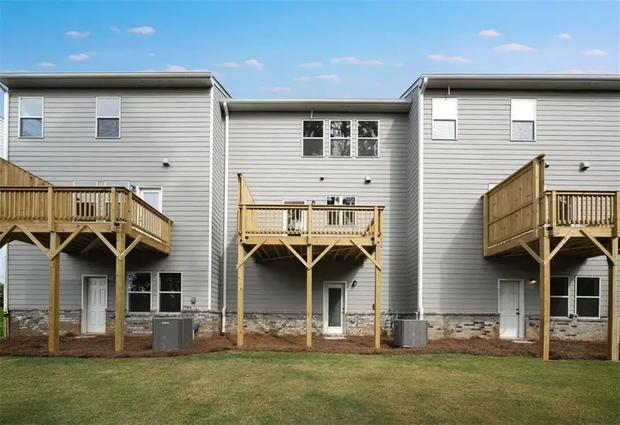 Exterior details and patio area of a home in Hampton Trace, Marietta (Image 3).