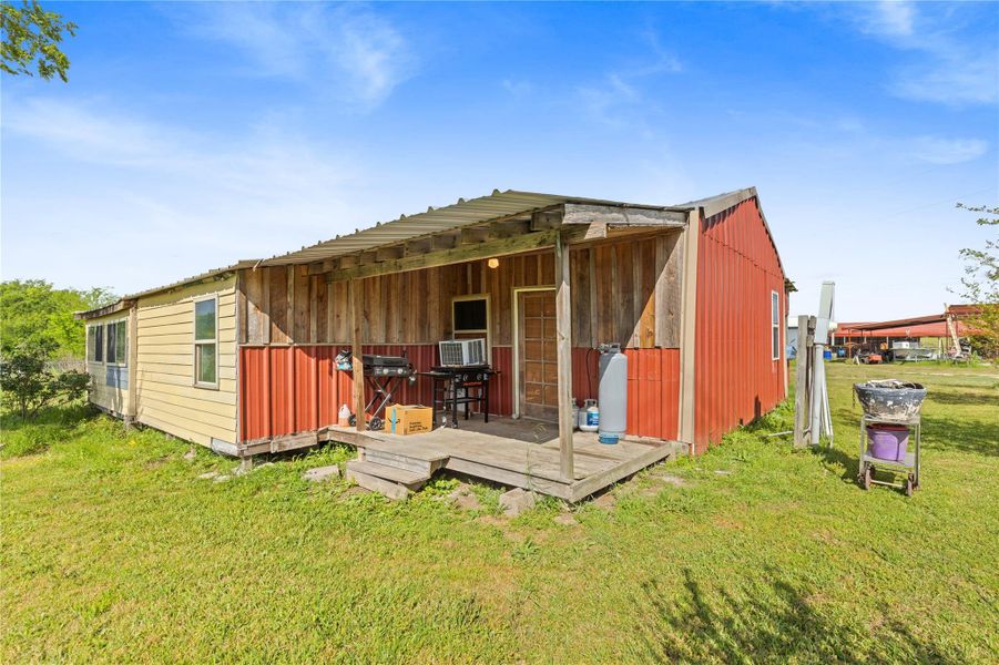 Exterior details and patio area of a home in , Iola (Image 10).