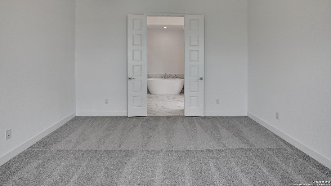 Spacious, unfurnished interior of a new home in Esperanza 60', Boerne (Image 23).