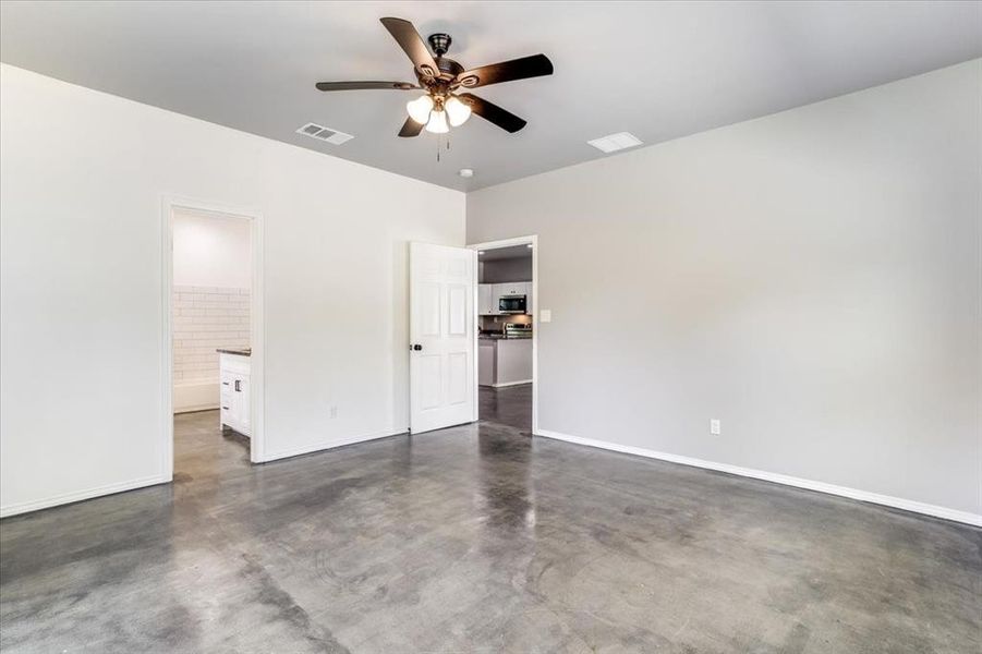 Spacious, unfurnished interior of a new home in , Burleson (Image 29).