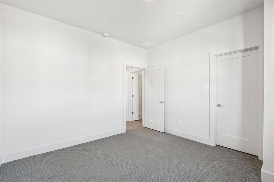 Secondary bedroom.