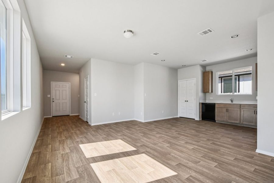 Spacious, unfurnished interior of a new home in Harvest Ridge, Elgin (Image 9).