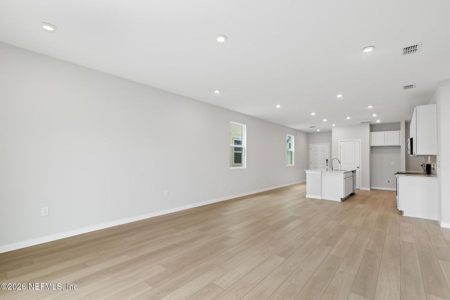Spacious, unfurnished interior of a new home in , Jacksonville (Image 26).