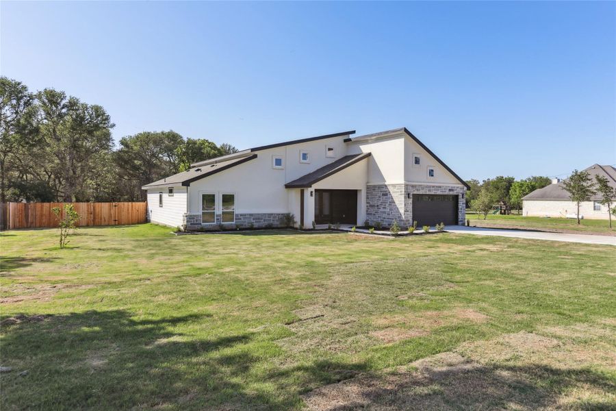 Exterior details and patio area of a home in , Cedar Creek (Image 4).