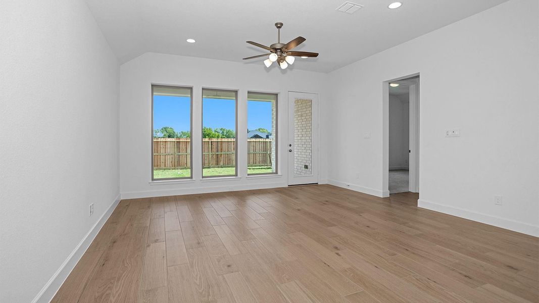 Spacious, unfurnished interior of a new home in Valencia, Manvel (Image 9).