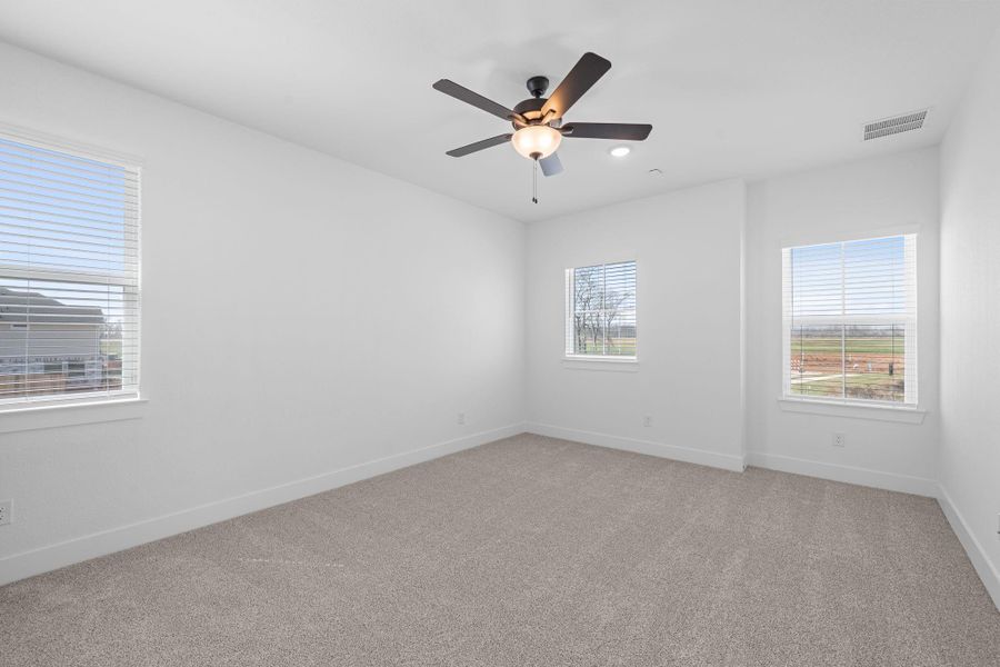 Spacious, unfurnished interior of a new home in Sienna, Missouri City (Image 27).