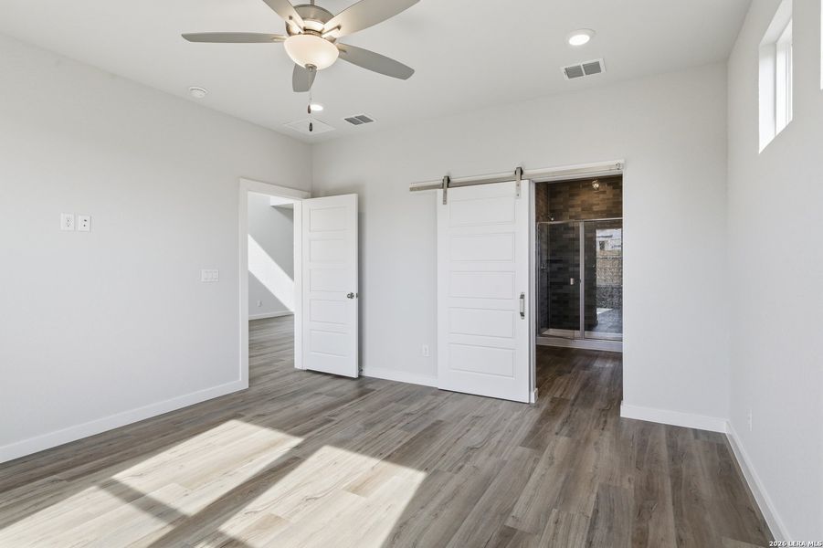 Spacious, unfurnished interior of a new home in The Meadows at Hunters Ranch, San Antonio (Image 11).