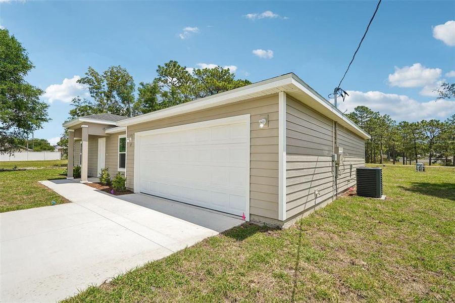 Exterior details and patio area of a home in , Ocala (Image 20).