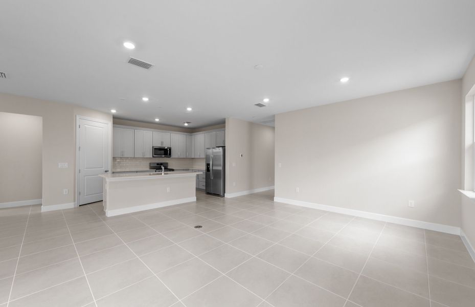 Spacious, unfurnished interior of a new home in Del Webb Oak Creek, North Fort Myers (Image 21).