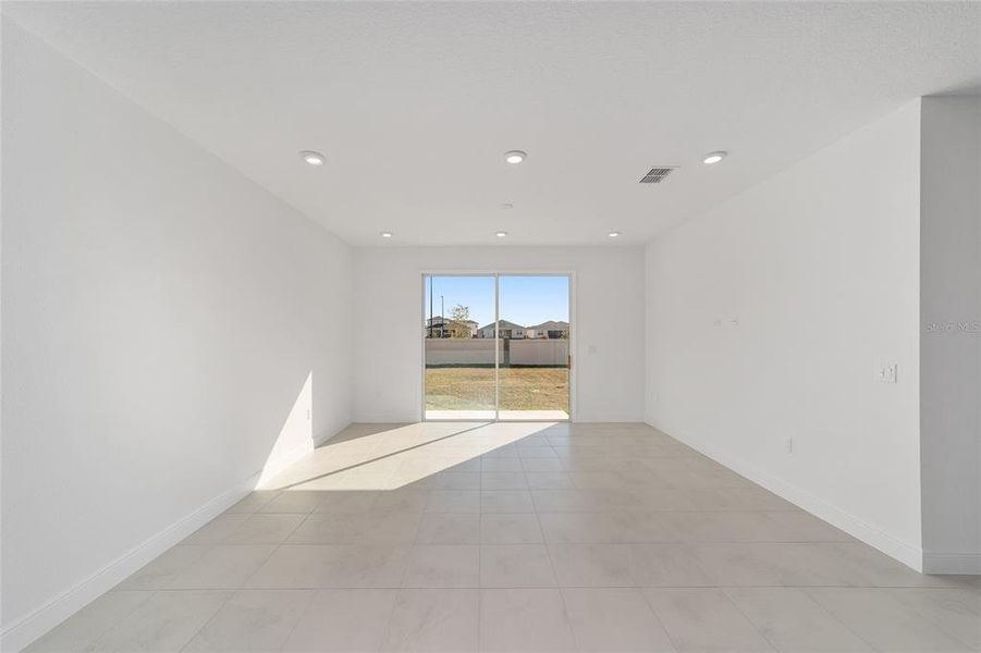 Spacious, unfurnished interior of a new home in Calesa Township, Ocala (Image 15).