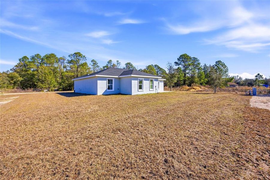 Exterior details and patio area of a home in , Dunnellon (Image 3).