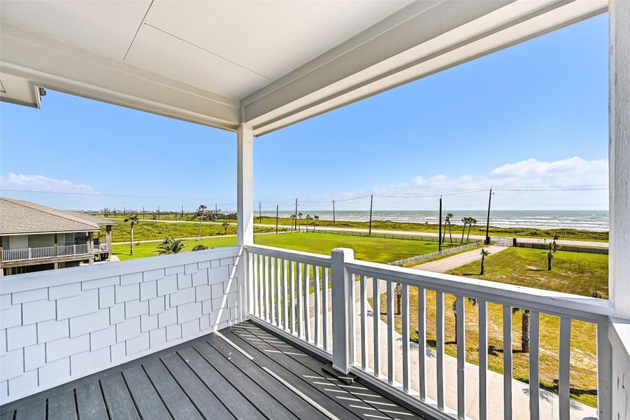 From this vantage point, the Gulf feels almost within reach. Gentle breezes, open skies, and panoramic water views create a setting that feels effortlessly relaxing.