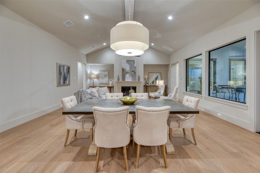 Dining space can accommodate 8-12 easily Dining space can accommodate 8-12 easily